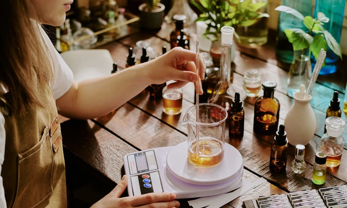 Ręczne tworzenie perfum niszowych – mieszanie esencji zapachowych w kameralnej manufakturze perfumeryjnej